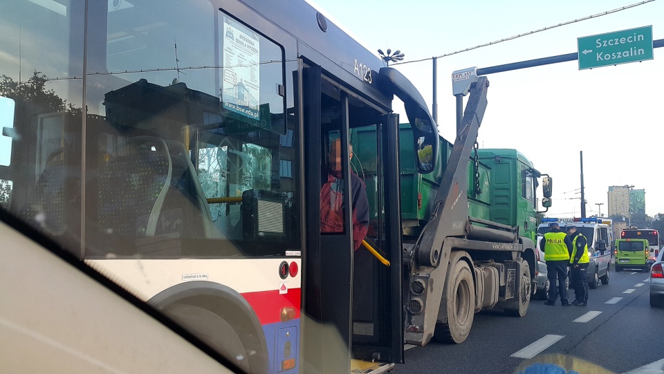 Autobus komunikacji miejskiej linii 58 zderzył się z samochodem ciężarowym, a ten uderzył w auto osobowe