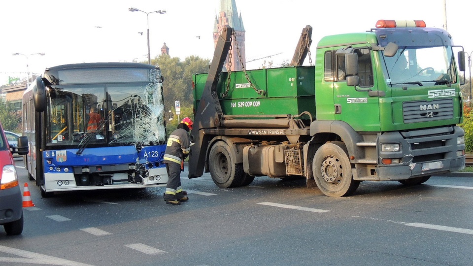 Autobus komunikacji miejskiej linii 58 zderzył się z samochodem ciężarowym, a ten uderzył w auto osobowe. Fot. Damian Klich