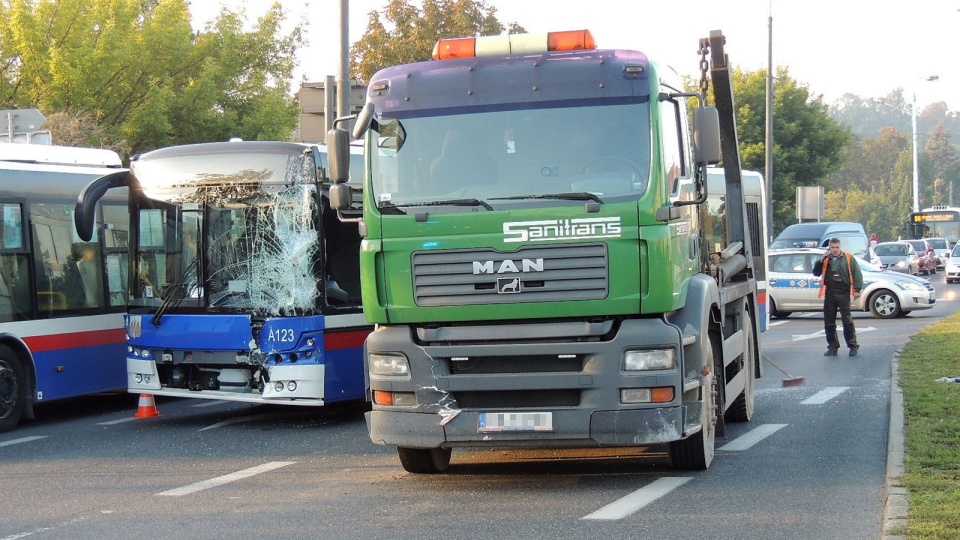 Autobus komunikacji miejskiej linii 58 zderzył się z samochodem ciężarowym, a ten uderzył w auto osobowe. Fot. Damian Klich