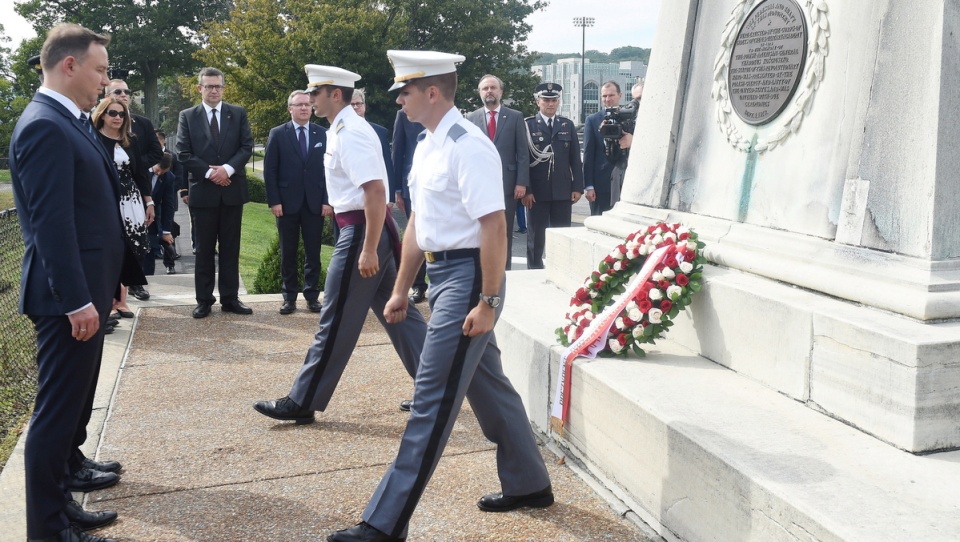 Prezydent Andrzej Duda składa wieniec pod pomnikiem Tadeusza Kościuszki, 21 bm. w West Point. Fot. PAP/Radek Pietruszka