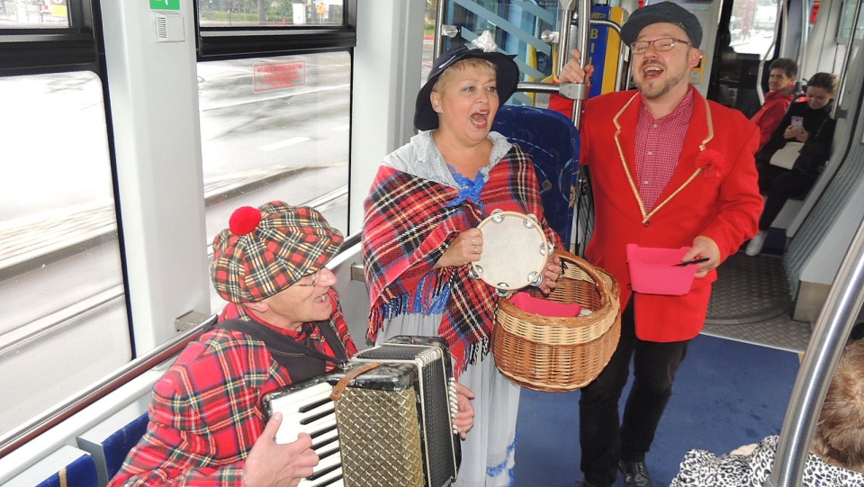 W toruńskich tramwajach czas podróżnym umilają artyści. Fot. Michał Zaręba