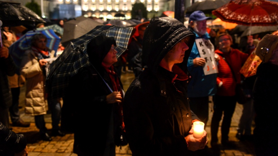 Uczestnicy akcji "Wszystkie światła na Prezydenta!" zorganizowanej przez Akcję Demokracja przed Pałacem Prezydenckim w Warszawie. Fot. PAP/Jakub Kamiński