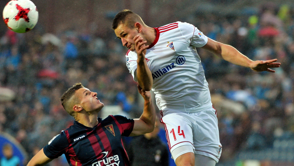 Zdjęcie z meczu Górnika Zabrze z Pogonią Szczecin w 10. kolejce ekstraklasy piłkarskiej 2017/2018. Fot. PAP/Marcin Bielecki