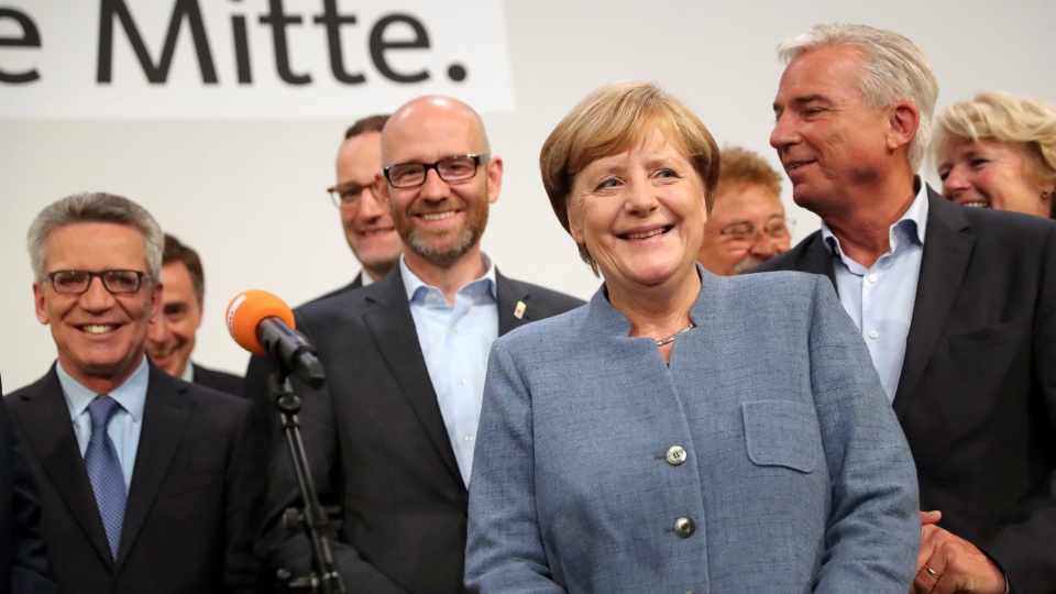 Blok partii chadeckich CDU/CSU uzyskał 33 proc. głosów w niedzielnych wyborach parlamentarnych w Niemczech - podała agencja dpa po ostatecznym podliczeniu przez Komisję Wyborczą wyników ze wszystkich 299 okręgów wyborczych. Fot. PAP/EPA