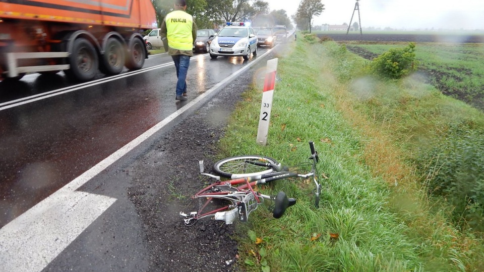 Rowerzystka po zderzeniu z autem osobowym, poniosła śmierć na miejscu. Fot. Policja