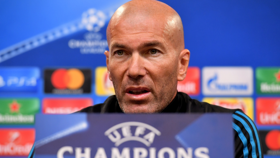 Na zdjęciu Zinedine Zidane, trener Realu Madryt podczas poniedziałkowej konferencji prasowej przed meczem 2. kolejki piłkarskiej LM z Borussią Dortmund. Fot. PAP/EPA/SASCHA STEINBACH
