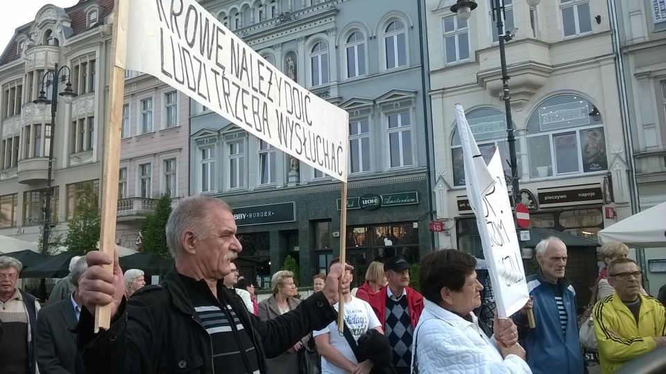 Grupa bydgoszczan protestowała przed ratuszem przeciwko wysokim czynszom w mieście. Fot. Marcin Friedrich
