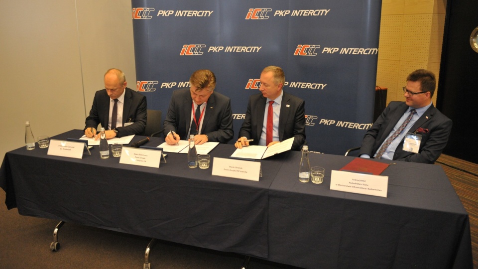 PKP Intercity SA, Pojazdy Szynowe PESA Bydgoszcz SA oraz Instytut Pojazdów Szynowych „Tabor” podpisały dzisiaj umowę o współpracy badawczo – rozwojowej w ramach projektu budowy lokomotywy dwunapędowej. Fot. Nadesłana