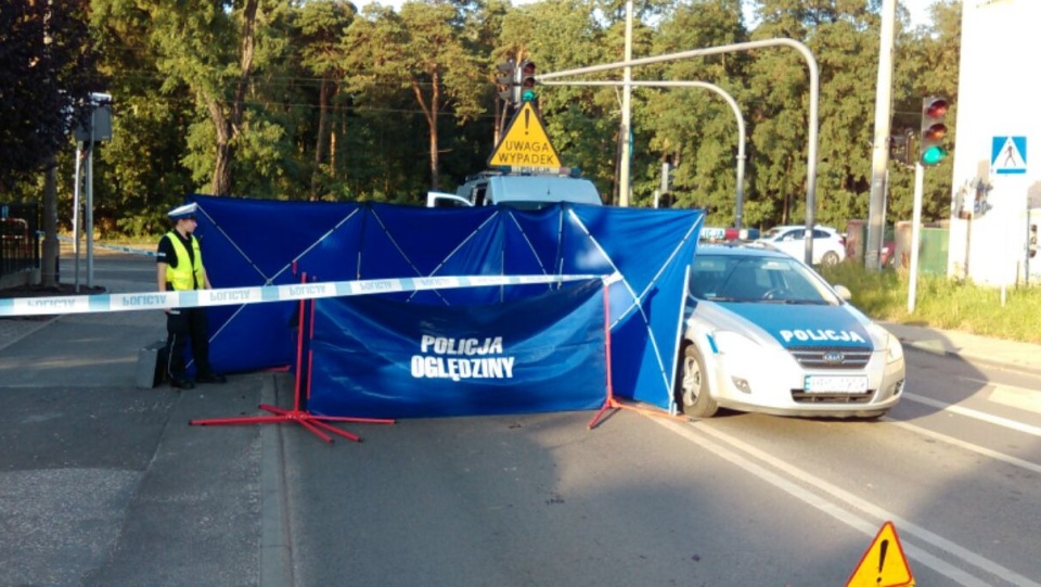 Policjanci pod nadzorem prokuratury wyjaśniają dokładne przyczyny i okoliczności tragicznego w skutkach zdarzenia drogowego. Fot. Policja