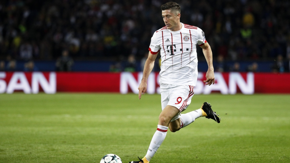 Na zdjęciu Robert Lewandowski podczas meczu PSG z Bayernem Monachium w 2. kolejce piłkarskiej Ligi Mistrzów 2017/2018. Fot. PAP/EPA/YOAN VALAT