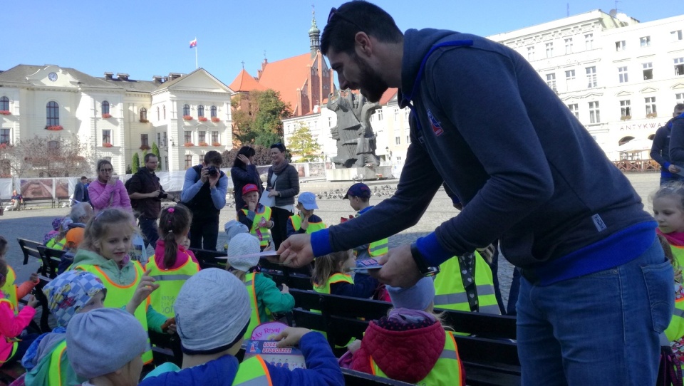 Zamiast na hali siatkarze spędzili czwartkowe popołudnie na bydgoskim Starym Rynku. Fot. Robin Jesse