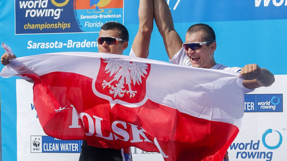 Na zdjęciu od lewej Mateusz Biskup i Mirosław Ziętarski (dwójka podwójna mężczyzn) cieszą się ze srebrnego medalu na MŚ w wioślarstwie 2017. Fot. PAP/EPA/ERIK S. LESSER