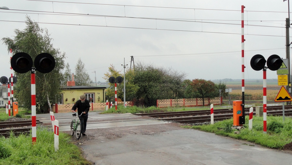 Na przejeździe kolejowym w Lubaniu są już rogatki. Z czasem pojawią się na wszystkich przejazdach w gminie. Fot. Sławomir Kukiełczyński