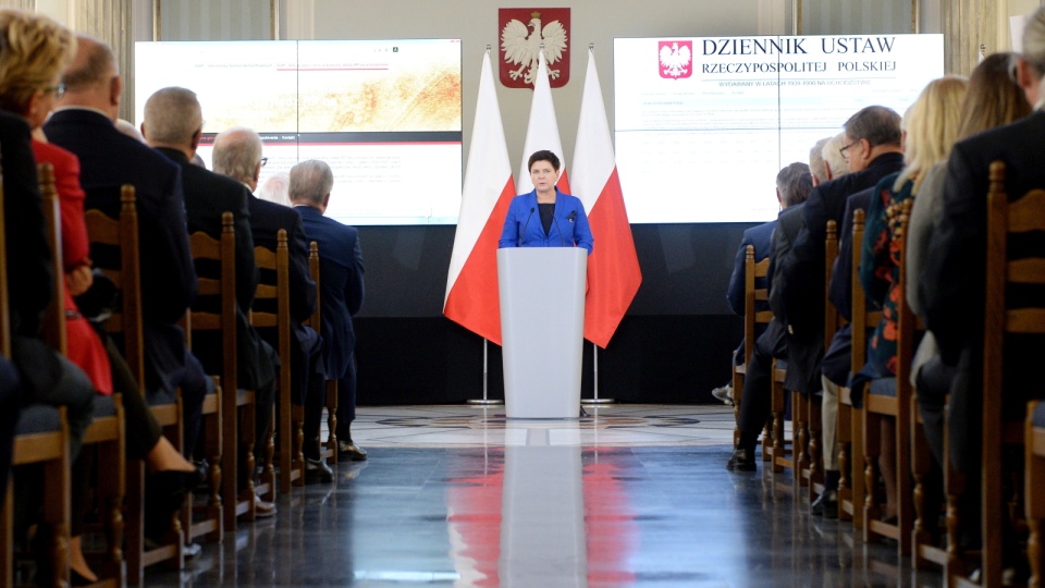 Premier Beata Szydło podczas uroczystości uroczystości upublicznienia w systemach informatycznych prowadzonych przez Kancelarię Sejmu i Rządowe Centrum Legislacji, dzienników urzędowych wydawanych w latach 1939-1990 przez władze RP na uchodźstwie. Fot. PAP/Jacek Turczyk