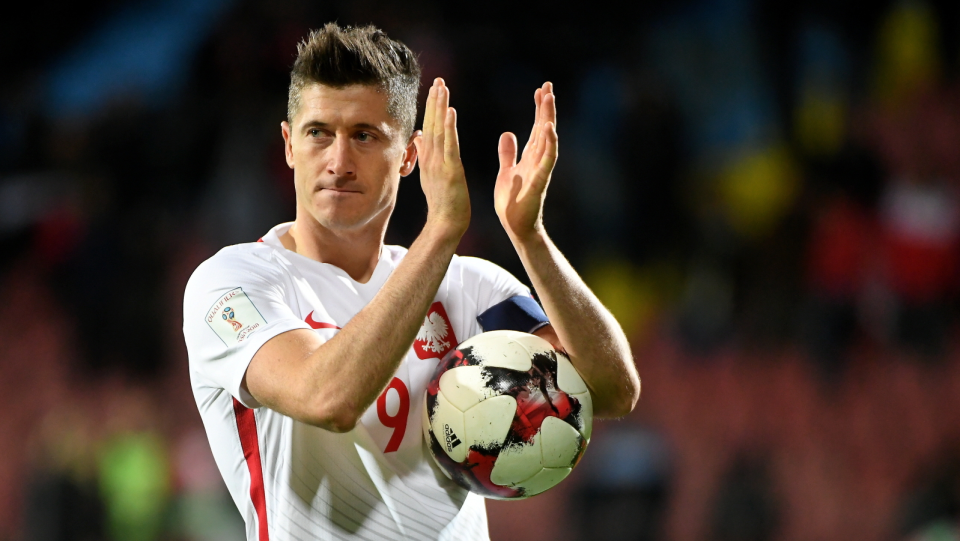 Na zdjęciu Robert Lewandowski podczas meczu Polski z Armenią w eliminacjach piłkarskich MŚ 2018. Fot. PAP/Bartłomiej Zborowski