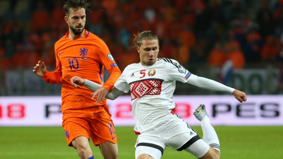 Zdjęcie z meczu Holandii z Białorusią w piłkarskich el. MŚ 2018. Fot. PAP/EPA/TATYANA ZENKOVICH