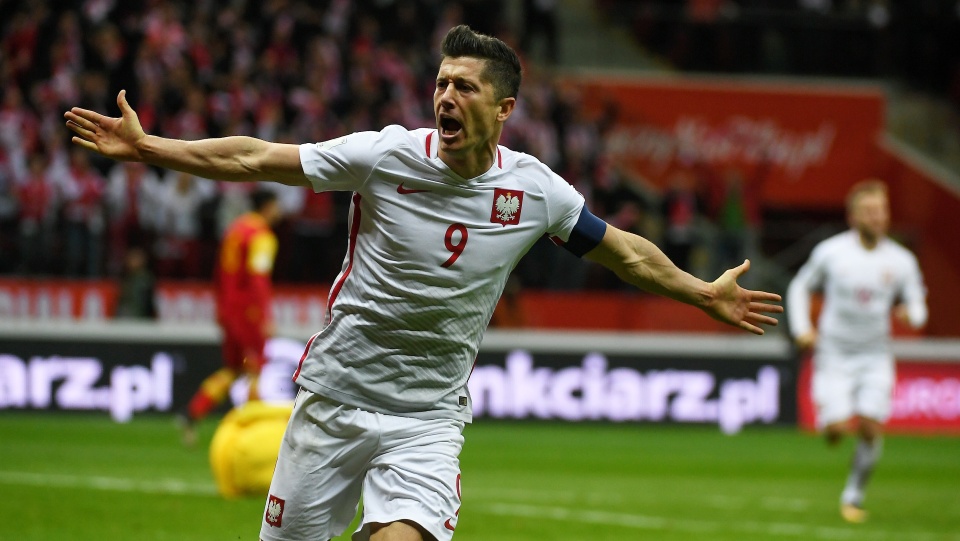 Robert Lewandowski cieszy się z bramki strzelonej w meczu eliminacyjnym grupy E przyszłorocznych piłkarskich mistrzostw świata z Czarnogórą na Stadionie PGE Narodowym w Warszawie. Fot. PAP/Bartłomiej Zborowski