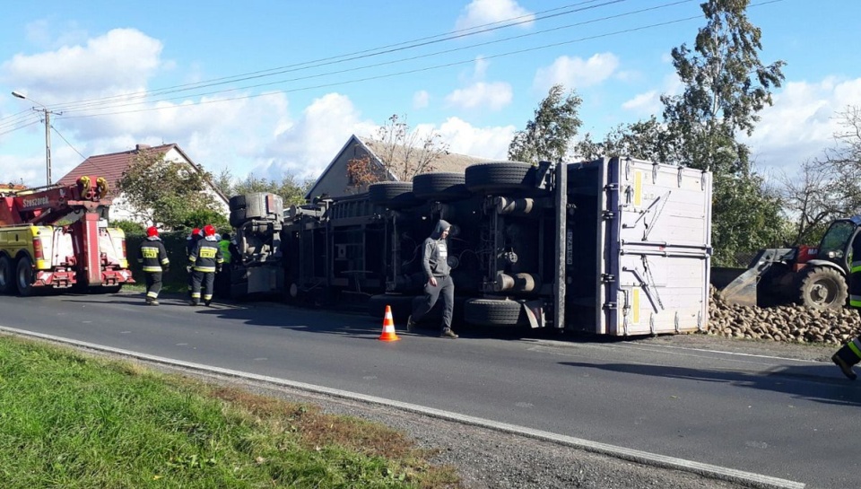 W wyniku nadmiernej prędkości kierowca TIR-a stracił panowanie nad pojazdem i na łuku drogi doprowadził do wywrócenia pojazdu. Fot. KPP w Mogilnie