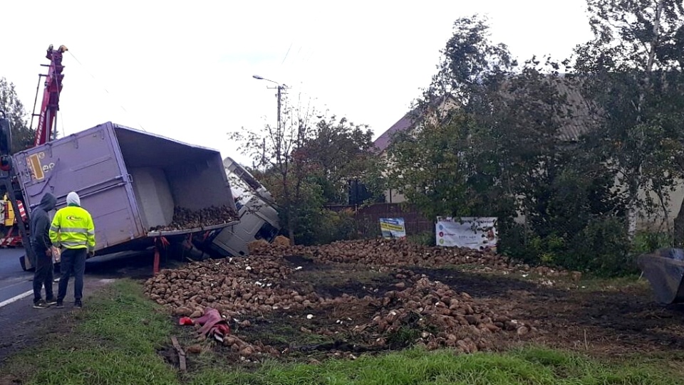 W wyniku nadmiernej prędkości kierowca TIR-a stracił panowanie nad pojazdem i na łuku drogi doprowadził do wywrócenia pojazdu. Fot. KPP w Mogilnie