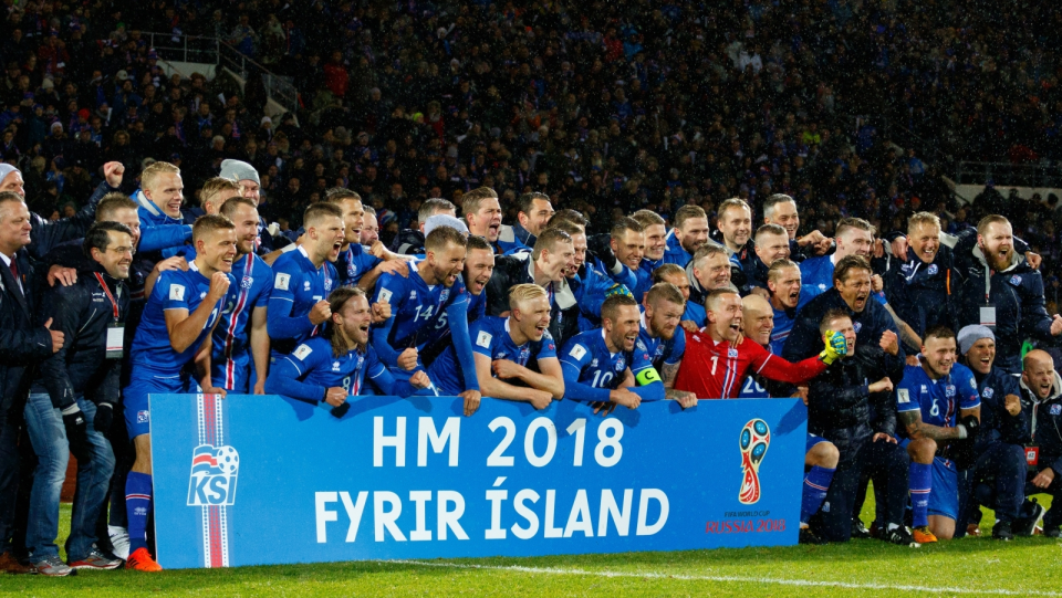 Na zdjęciu piłkarska reprezentacja Islandii, która cieszy się z awansu do mistrzostw świata 2018. Fot. PAP/EPA/BIRGIR THOR HARDARSON