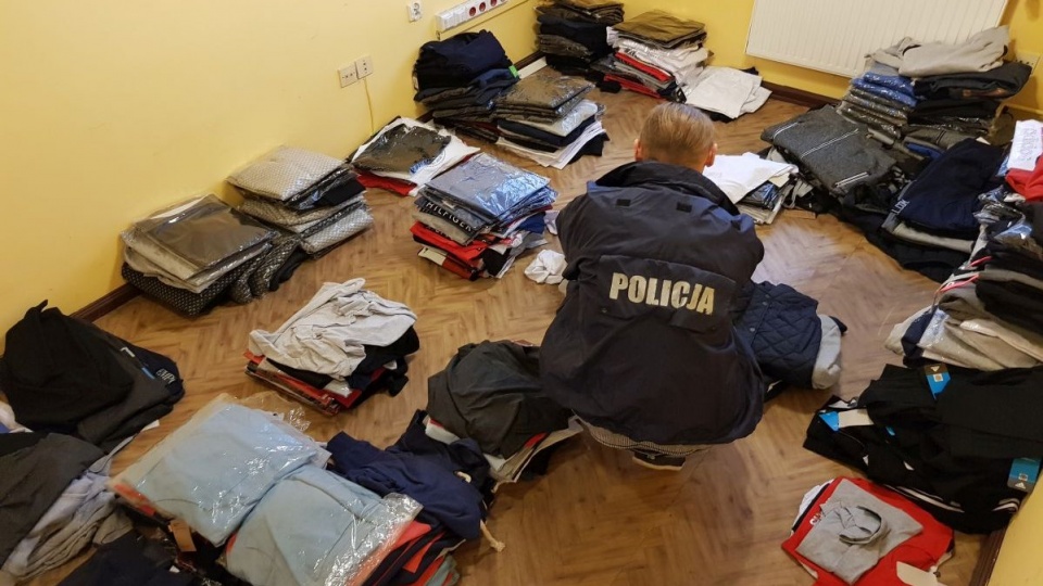 Mężczyzna sprzedawał podrobioną odzież na giełdzie towarowej w Inowrocławiu. Fot. Policja