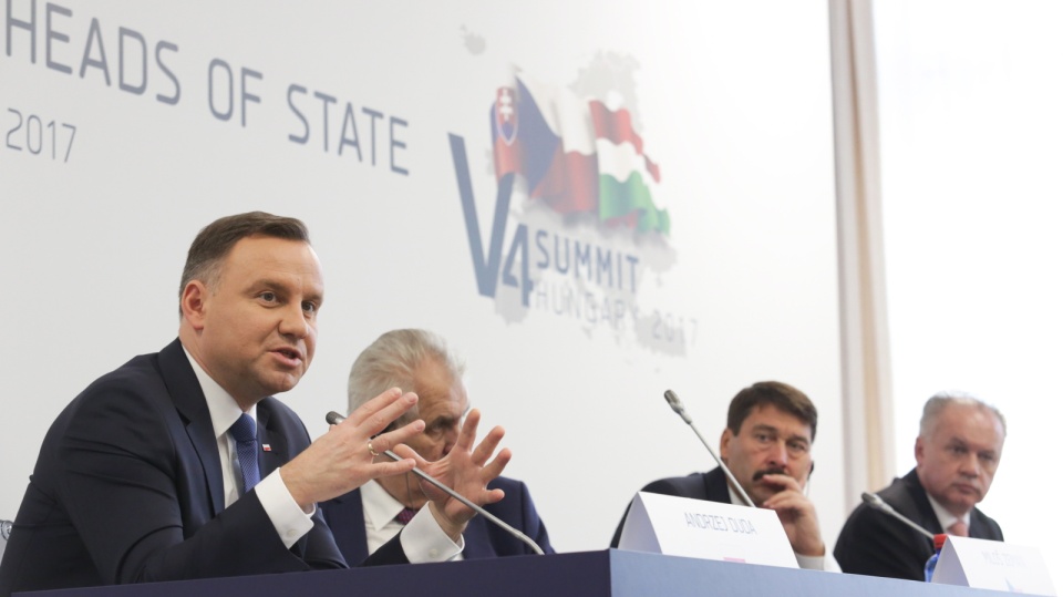 Prezydent RP Andrzej Duda, prezydent Czech Milos Zeman, prezydent Węgier Janos Ader i prezydent Słowacji Andrej Kiska podczas konferencji prasowej na zakończenie spotkania prezydentów państw Grupy Wyszehradzkiej w Szekszard na Węgrzech Fot. PAP/Leszek Szymański