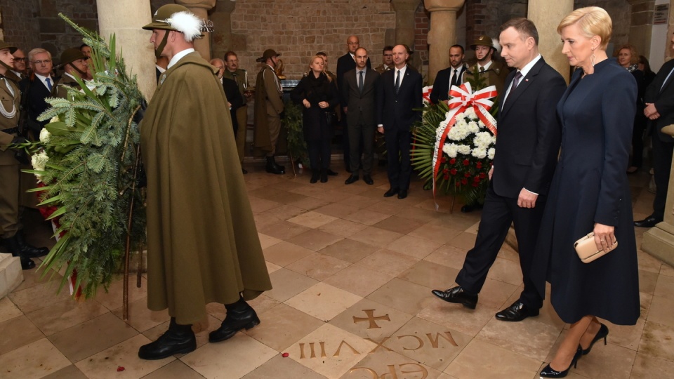 Prezydent Andrzej Duda (2P) wraz z małżonką Agatą Kornhauser-Dudą (P) złożyli wieniec na sarkofagu Tadeusza Kościuszki w krypcie pod katedrą wawelską. Fot. PAP/Jacek Bednarczyk