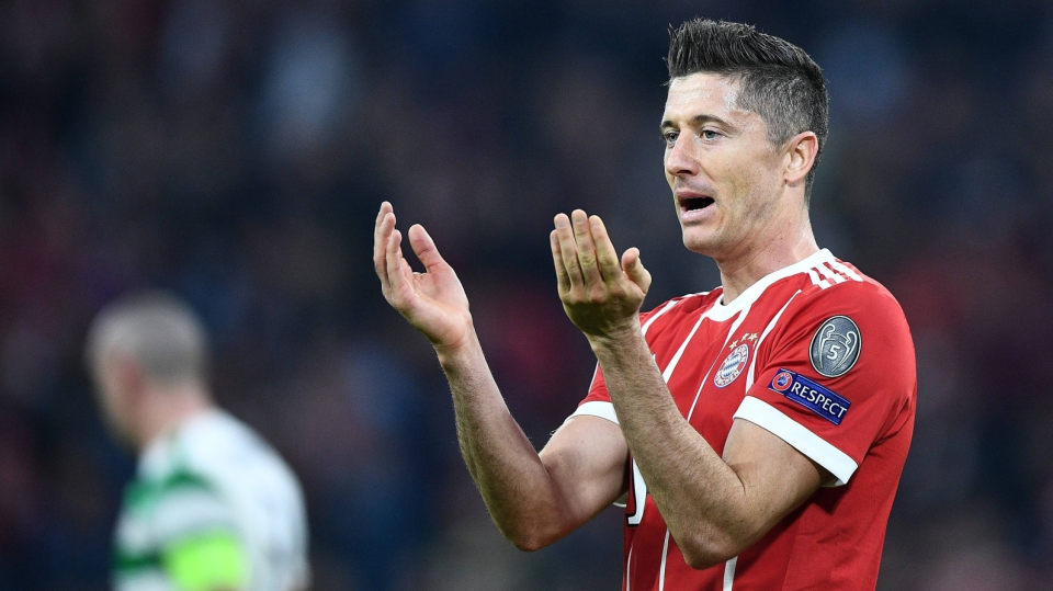 Na zdjęciu Robert Lewandowski podczas meczu Bayernu Monachium z Celticiem Glasgow w 3. kolejce piłkarskiej Ligi Mistrzów 2017/2018. Fot. PAP/EPA/CHRISTIAN BRUNA