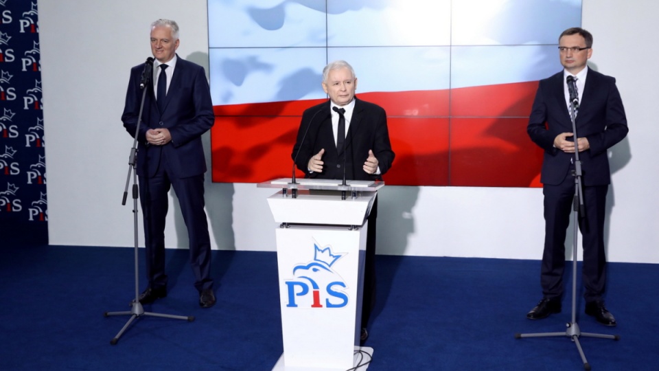 Liderzy Zjednoczonej Prawicy: prezes Prawa i Sprawiedliwości Jarosław Kaczyński (C), prezes Polski Razem Zjednoczonej Prawicy Jarosław Gowin (L) i prezes Solidarnej Polski Zbigniew Ziobro (P) podczas wystąpienia w siedzibie PiS w Warszawie. Fot. PAP/Rafał Guz