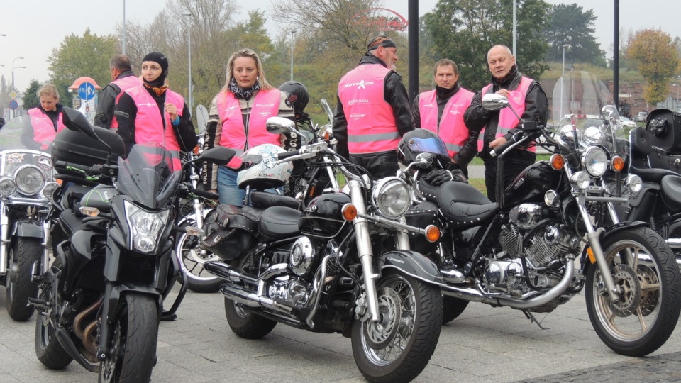 Motocyklistki i motocykliści przekonywali panie do badań profilaktycznych. Fot. Michał Zaręba