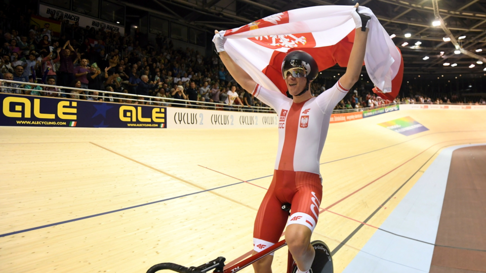Na zdjęciu Alan Banaszek, cieszący się ze złotego medalu w ME 2017 w kolarstwie torowym w wyścigu punktowym. Fot. PAP/Bartłomiej Zborowski