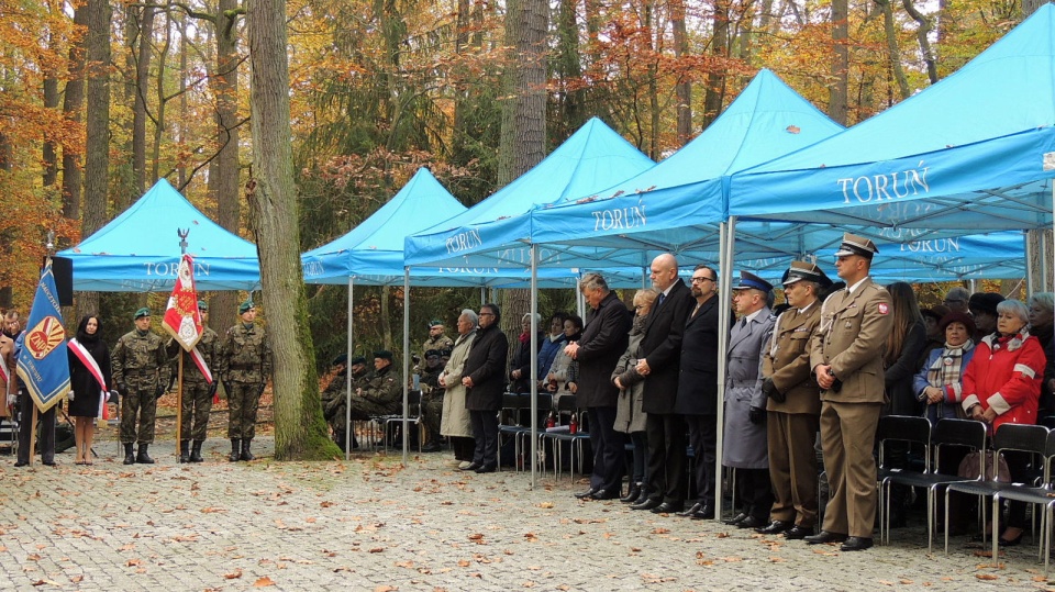 Mieszkańcy, bliscy zamordowanych, harcerze i władze Torunia uczcili 78. rocznicę pierwszych straceń na Barbarce. Fot. Michał Zaręba