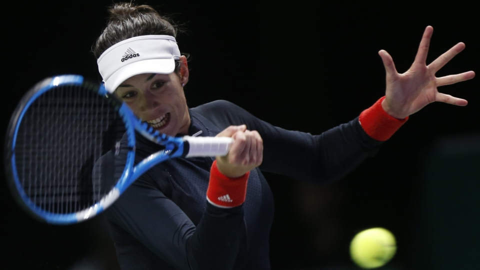 Na zdjęciu Hiszpanka Garbine Muguruza podczas meczu z Łotyszką Jeleną Ostapenko w 1. kolejce grupy białej turnieju WTA Finals 2017. Fot. PAP/EPA/WALLACE WOON