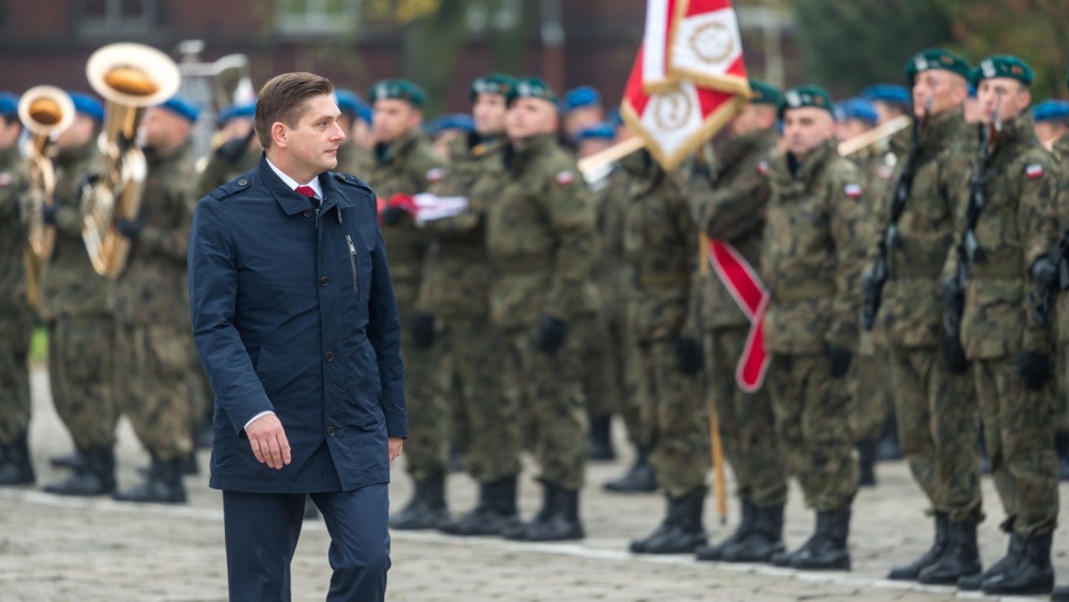 Wiceminister obrony narodowej Bartosz Kownacki podczas uroczystości w siedzibie 2. Pułku Inżynieryjnego w Inowrocławiu. Fot. PAP/Tytus Żmijewski