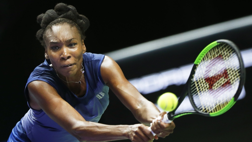 Na zdjęciu Venus Williams podczas meczu z Jeleną Ostapenko w 2. kolejce grupy białej turnieju masters WTA Finals 2017. Fot. PAP/EPA/WALLACE WOON