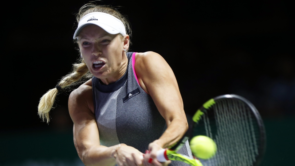 Na zdjęciu Caroline Wozniacki podczas meczu 2. kolejki grupy czerwonej w WTA Finals 2017. Fot. PAP/EPA/WALLACE WOON