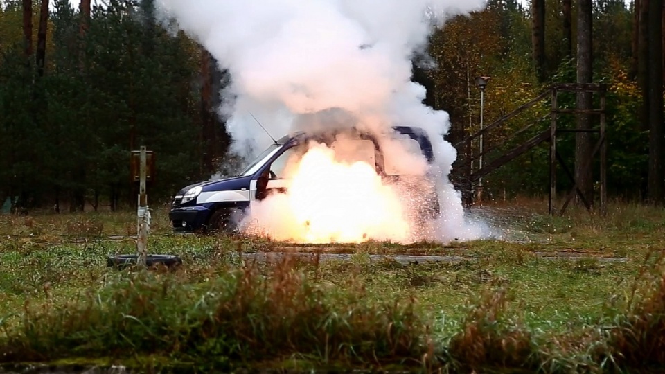 W ramach eksperymentu sprawdzano skuteczność działania zamontowanego w samochodzie ładunku wybuchowego. Fot. zrzut ekranu