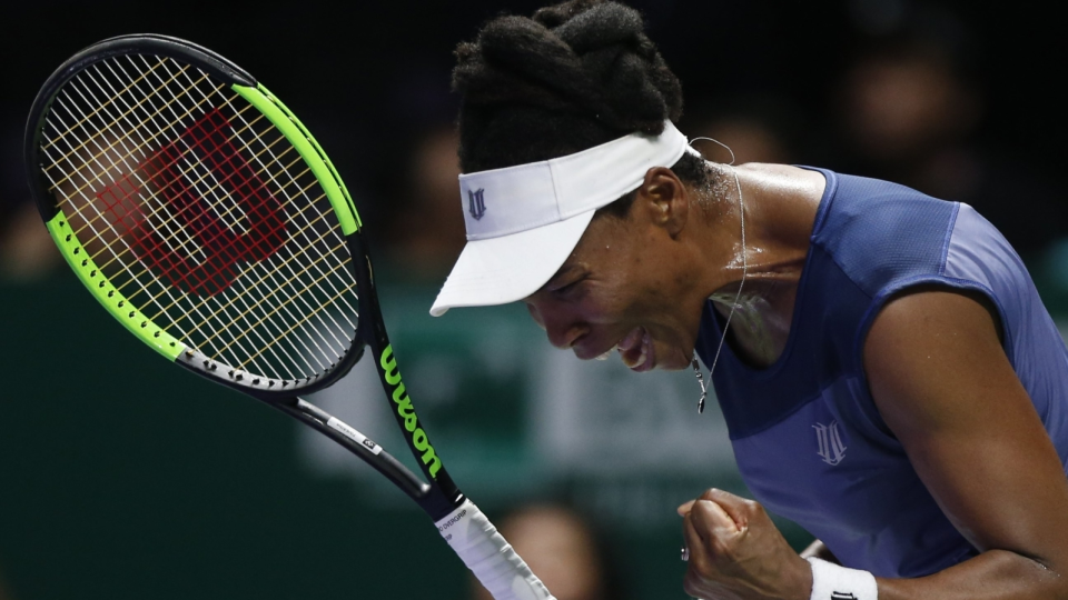 Na zdjęciu Amerykanka Venus Williams podczas meczu 3. kolejki grupy czerwonej WTA Finals 2017. Fot. PAP/EPA/WALLACE WOON