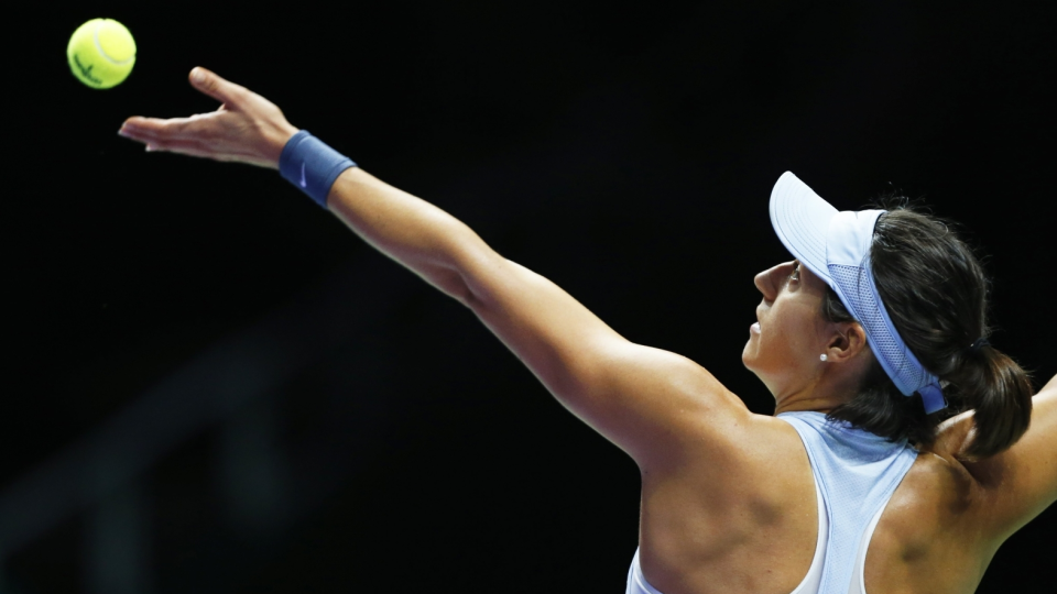 Na zdjęciu Caroline Garcia podczas meczu z Caroline Wozniacki w 3. kolejce grupy czerwonej WTA Finals 2017. Fot. PAP/EPA/WALLACE WOON