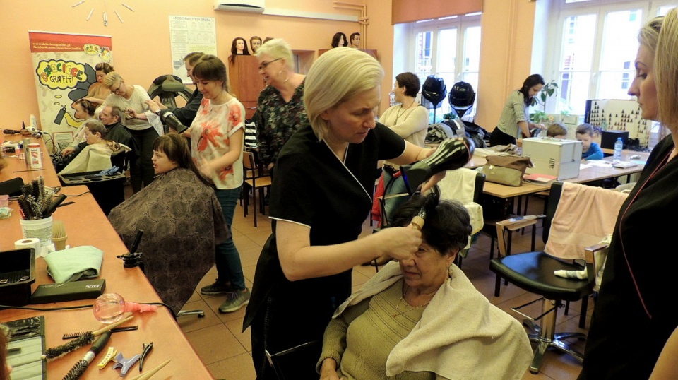Modelowanie, strzyżenie, farbowanie - osoby niepełnosprawne skorzystały z bezpłatnych usług kosmetyczno-fryzjerskich. Fot. Damian Klich