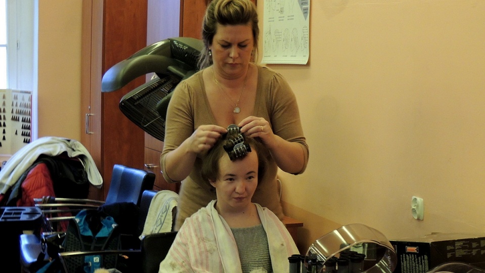 Modelowanie, strzyżenie, farbowanie - osoby niepełnosprawne skorzystały z bezpłatnych usług kosmetyczno-fryzjerskich. Fot. Damian Klich
