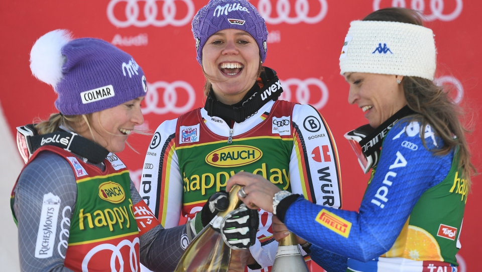 Na zdjęciu trzy najlepsze zawodniczki slalomu giganta w austriackim Soelden (alpejski PŚ 2017/2018). Od lewej Francuzka Tessa Worley, Niemka Viktoria Rebensburg i Włoszka Manuela Moelgg. Fot. PAP/EPA/CHRISTIAN BRUNA