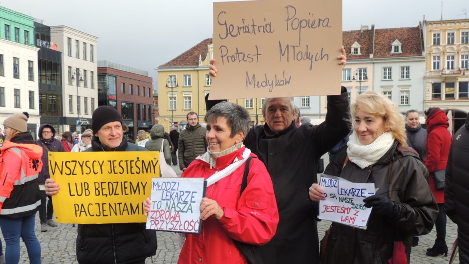 Do protestu lekarzy rezydentów przyłączyło się siedem środowisk medycznych, w tym pielęgniarki, fizjoterapeuci, laboranci, ratownicy medyczni. Fot. Damian Klich