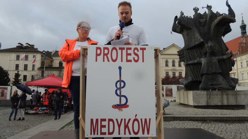 Do protestu lekarzy rezydentów przyłączyło się siedem środowisk medycznych, w tym pielęgniarki, fizjoterapeuci, laboranci, ratownicy medyczni. Fot. Damian Klich