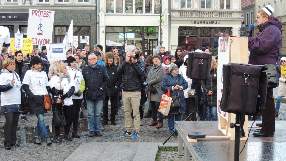 Do protestu lekarzy rezydentów przyłączyło się siedem środowisk medycznych, w tym pielęgniarki, fizjoterapeuci, laboranci, ratownicy medyczni. Fot. Damian Klich