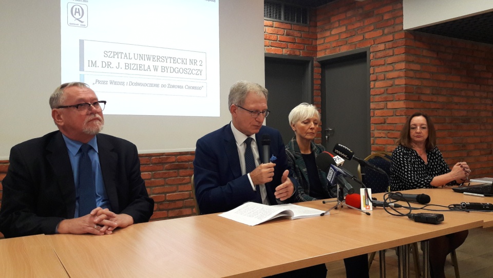 Konferencja w Szpitalu im. Biziela w Bydgoszczy. W centrum zdjęcia poseł PiS Tomasz Latos. Fot. Tatiana Adonis