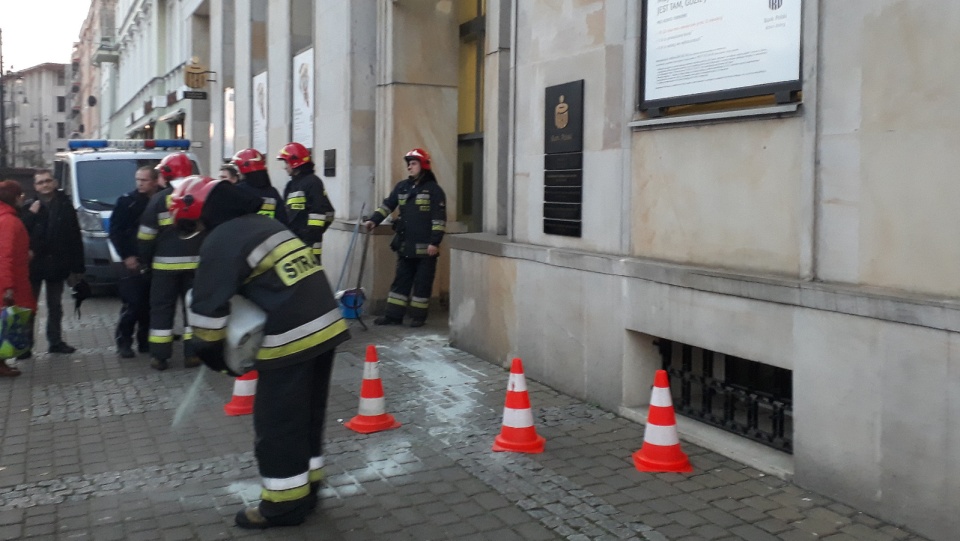 Nieznany mężczyzna rozlał przed wejściem do budynku ciecz o silnym, drażniącym zapachu. Fot. Kamila Zroślak