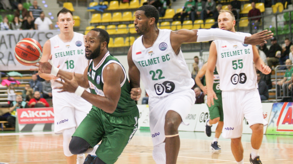 Zdjęcie z meczu Stelmetu Zielona Góra z Sidigasem Avellino w 4. kolejce grupy D Ligi Mistrzów FIBA 2017/2018. Fot. PAP/Lech Muszyński