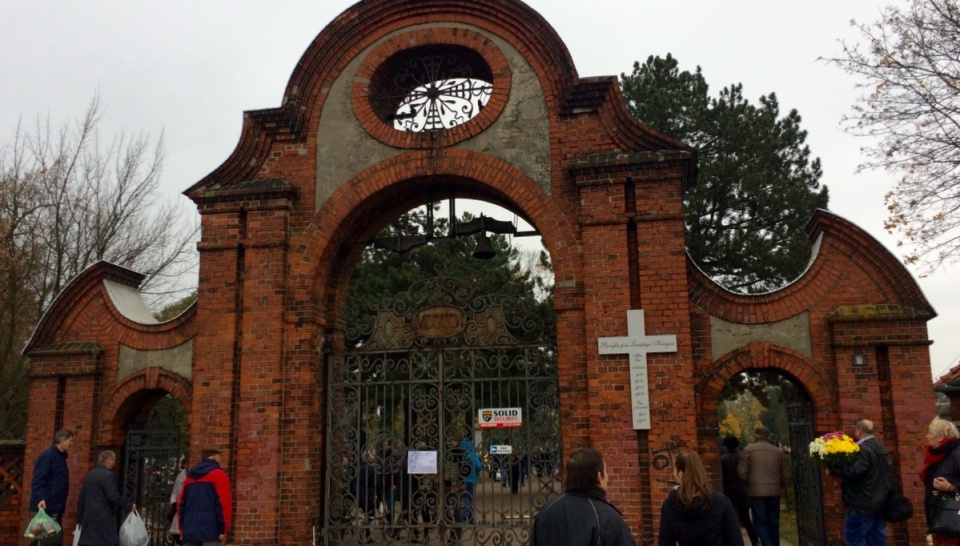 Cmentarz Nowofarny w Bydgoszczy od rana zapełnia się odwiedzającymi groby bliskich. Fot. Kamila Zroślak