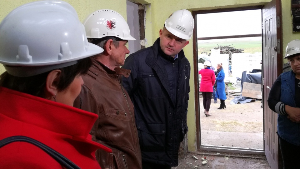 Marszałek województwa wizytował odbudowę domu w Sitowcu. Fot. Robin Jesse